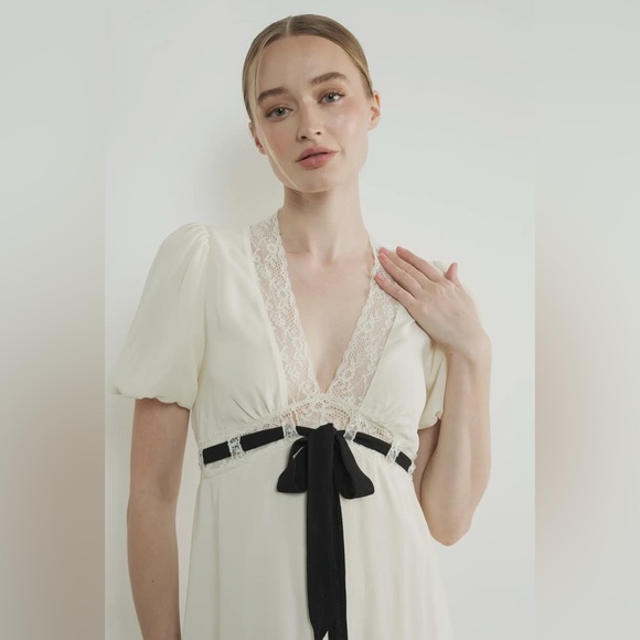 Aaron & amber V Neck Lace Insert Midi Dress
with Bow - Picture 9 of 12